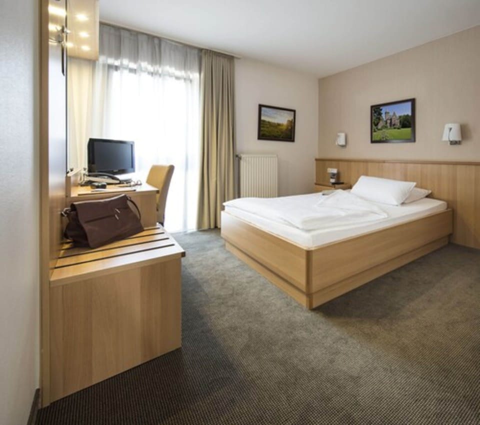 Comfort Single Room | Hypo-allergenic bedding, minibar, in-room safe, desk