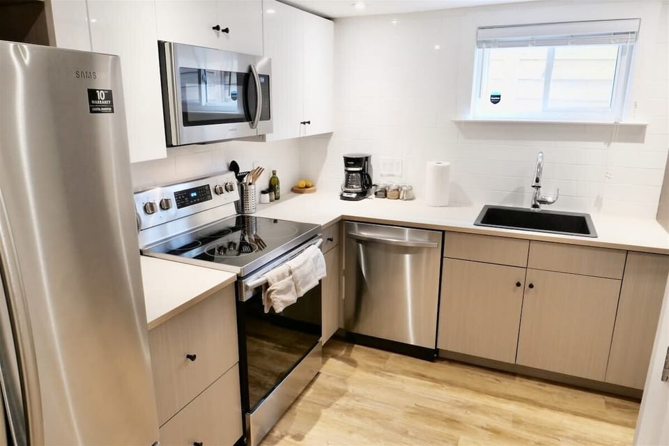 Spacious kitchen includes all the essentials!
