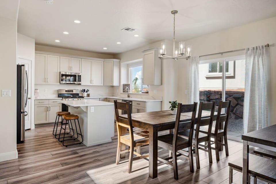 House, 4 Bedrooms | Dining