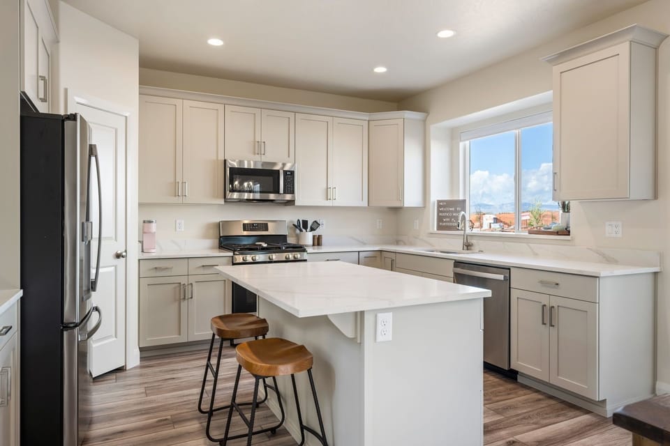 House, 4 Bedrooms | Private kitchen | Fridge, oven, coffee/tea maker, toaster