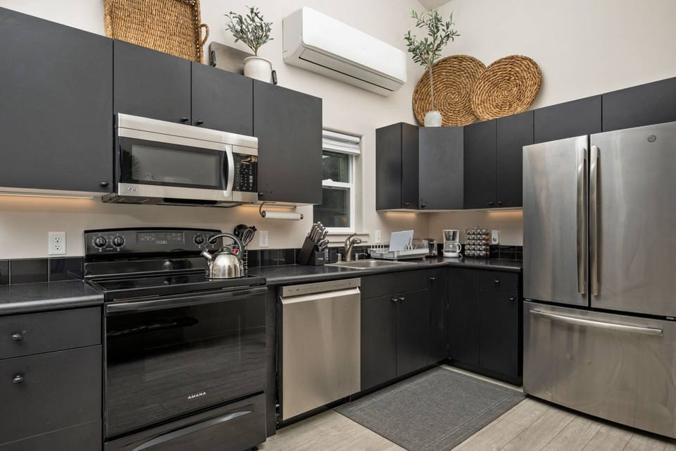 "Good location, clean, big kitchen, comfortable, responsive hosts. We loved staying here and would return next time we visit the area." - Kathi