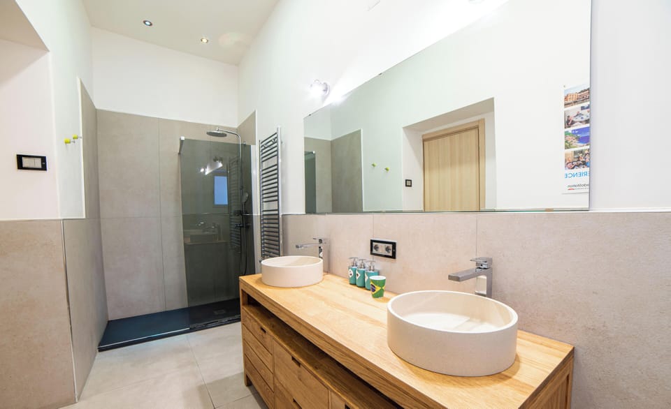 Suite | Bathroom | Combined shower/tub, deep soaking tub, free toiletries, hair dryer