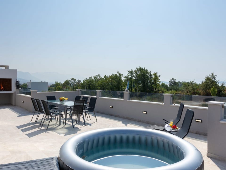 House (Six Bedroom Guest House with Swimming) | Exterior