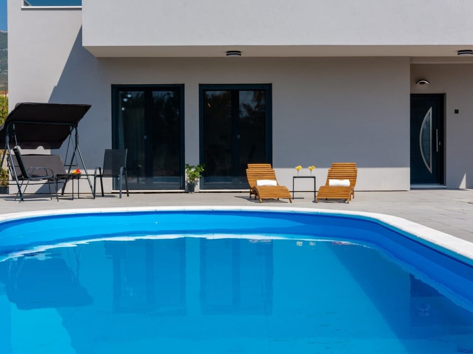 House (Six Bedroom Guest House with Swimming) | Pool