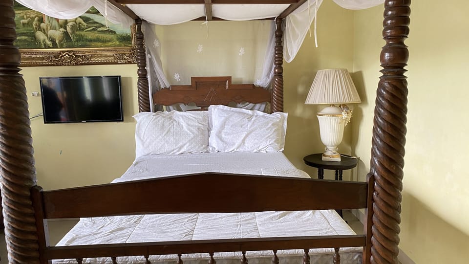 Deluxe Double Room | Desk