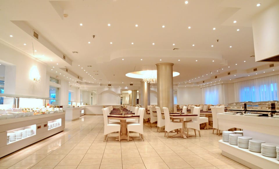 2 restaurants; breakfast, lunch, and dinner served