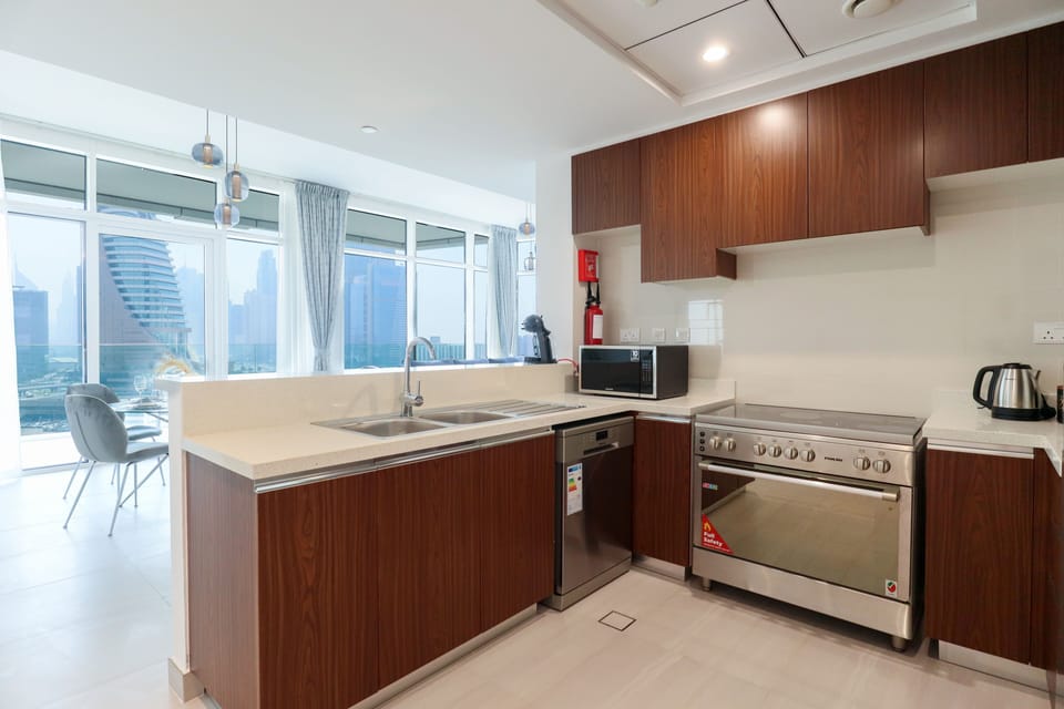 Deluxe Apartment | Private kitchen | Fridge, microwave, oven, stovetop