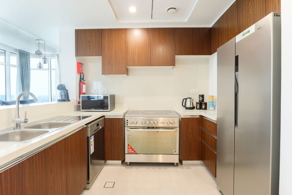 Deluxe Apartment | Private kitchen | Fridge, microwave, oven, stovetop