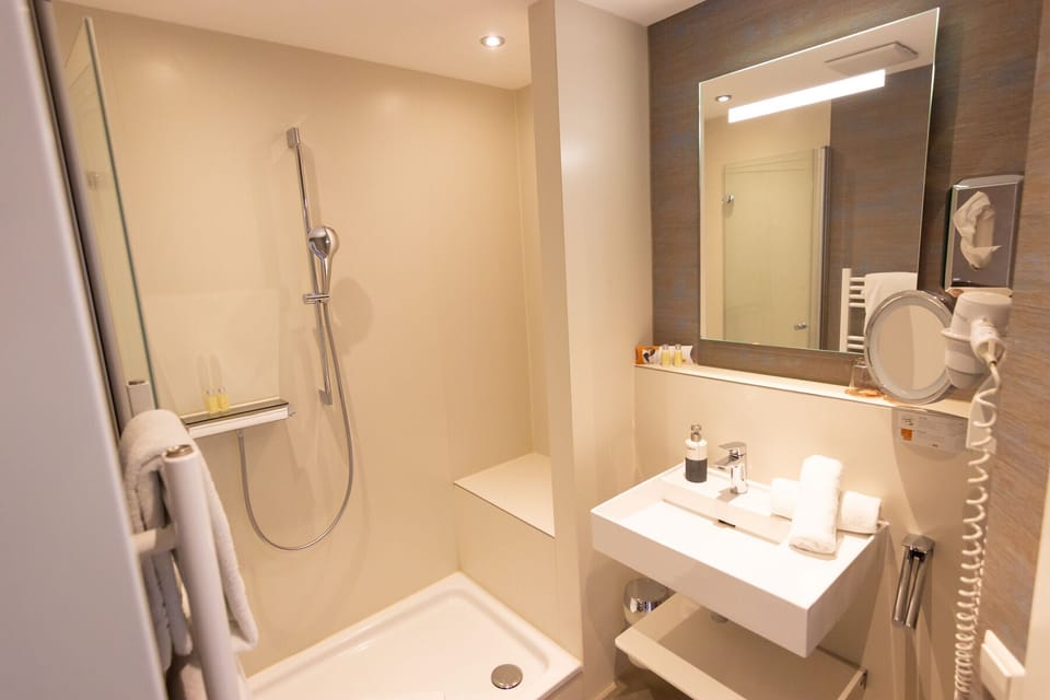 Junior Suite, Patio, Lake View | Bathroom | Free toiletries, hair dryer, bathrobes, towels