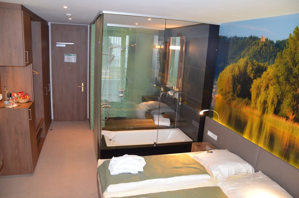 Comfort Double Room, Balcony, Partial Lake View | Bathroom | Free toiletries, hair dryer, bathrobes, towels