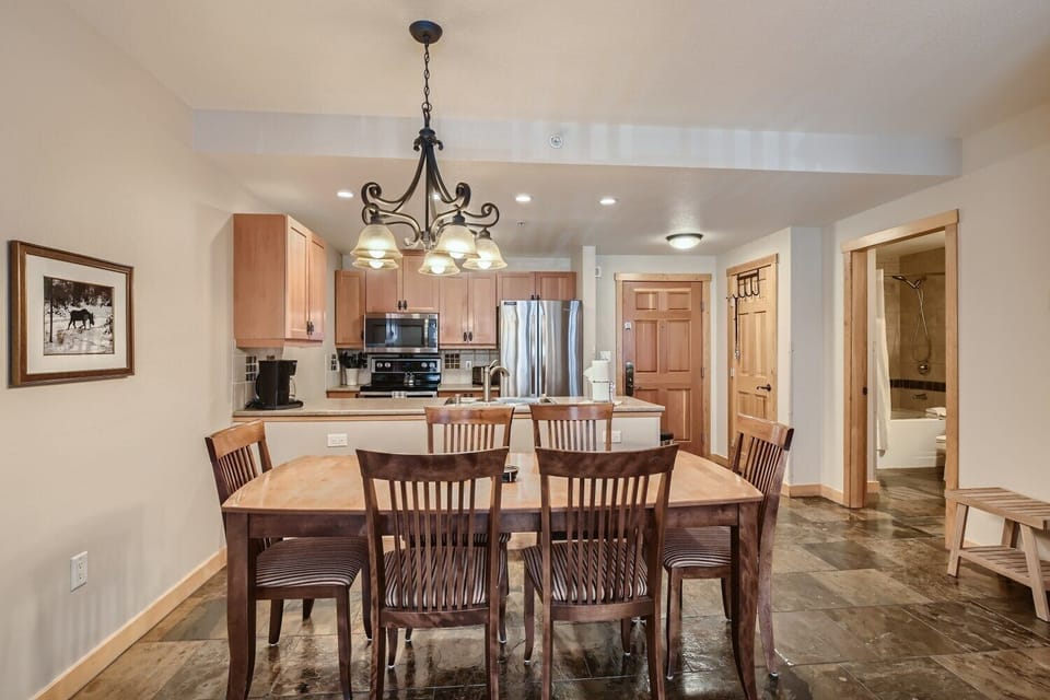 PP623B Dining Area