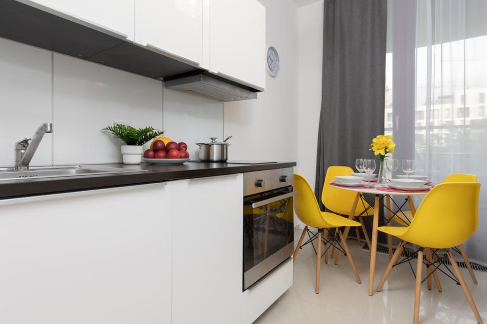 Kitchenette with plenty of kitchen utensils and dishes. 