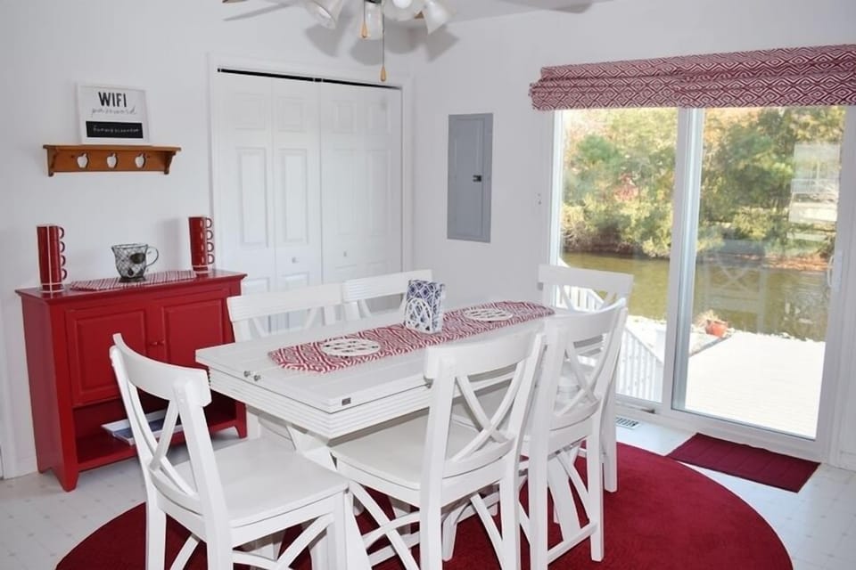 Dining and Coffee Bar 