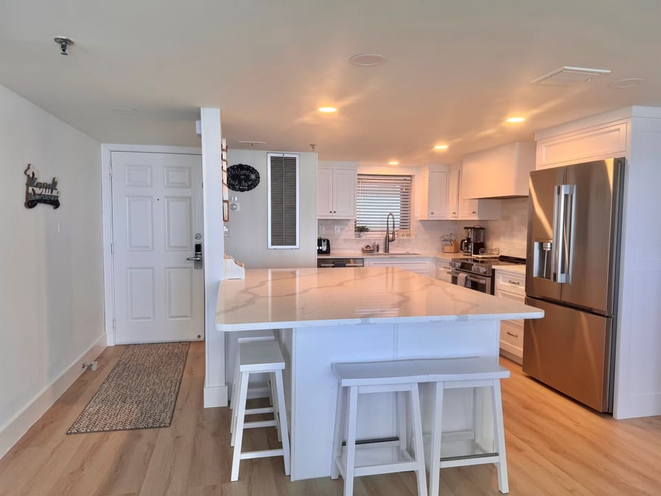 Gourmet Kitchen - Quartz Countertops, All New Appliances!