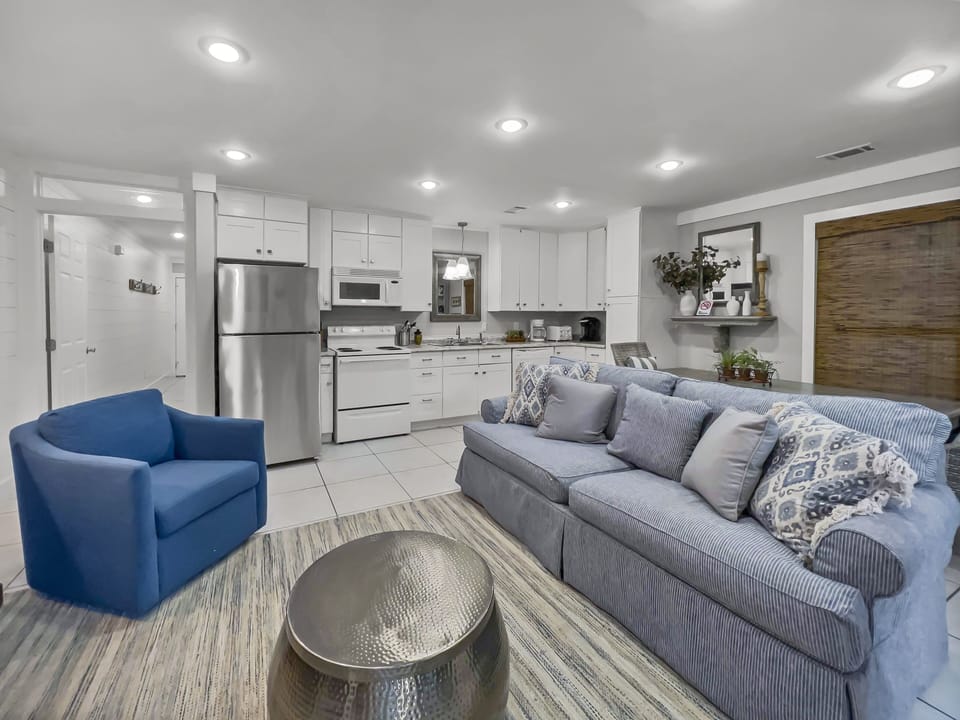 Condo, 1 Bedroom | Living area | Smart TV