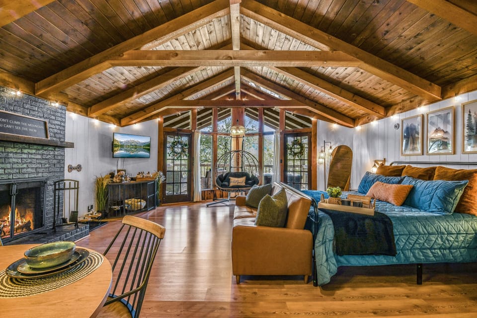 Cabin, 1 Bedroom | Living area