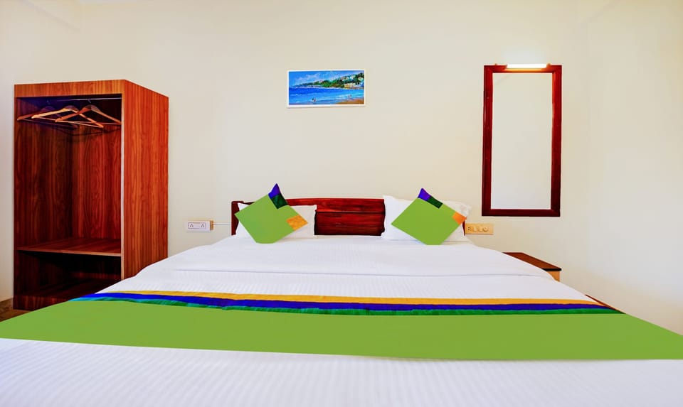 Deluxe Room | Desk, iron/ironing board