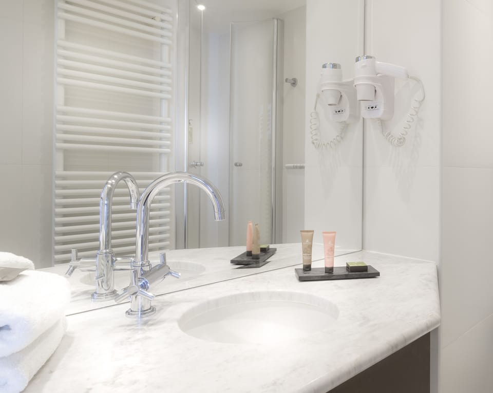 Classic Room, Courtyard View | Bathroom sink