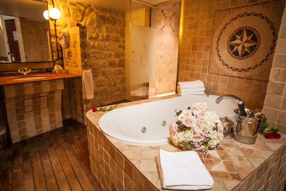Junior Suite | Bathroom | Shower, free toiletries, hair dryer, towels