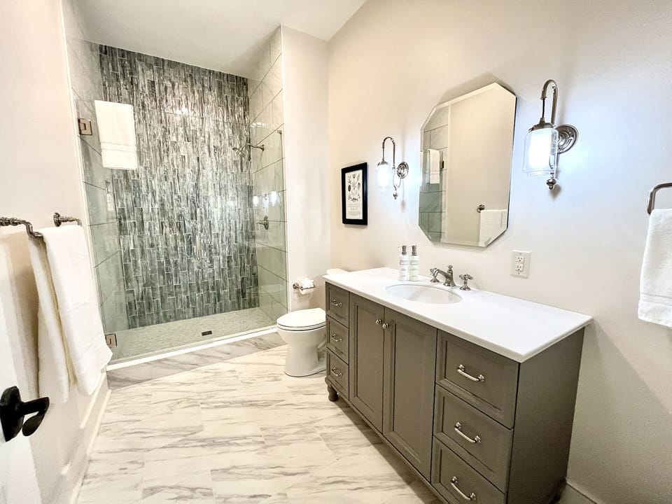 The willis james bedandbreakfast confluence room bath