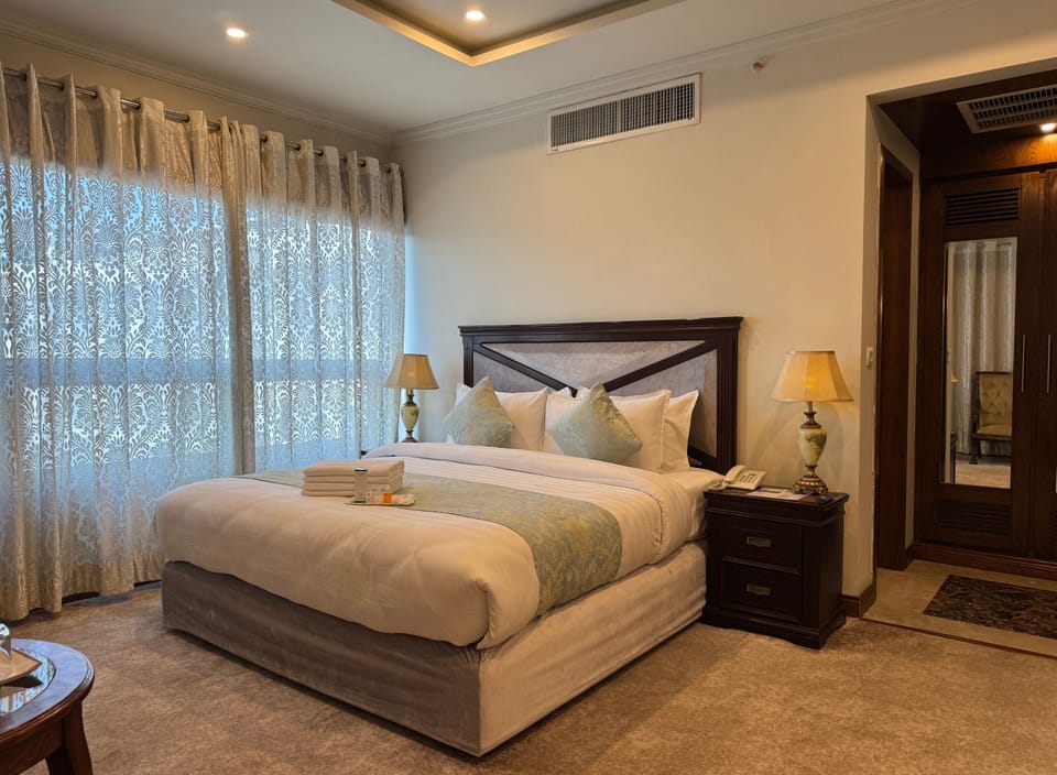 Executive Room | Desk, laptop workspace, soundproofing, free WiFi