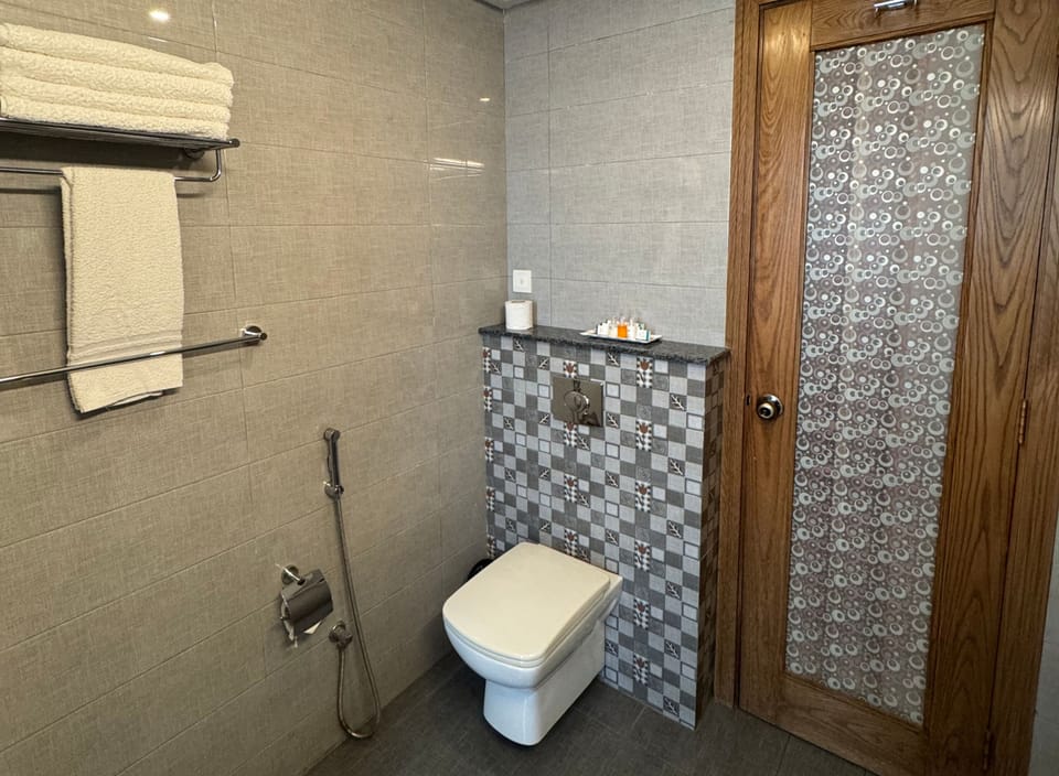 Deluxe Double or Twin Room | Bathroom | Shower, rainfall showerhead, free toiletries, slippers