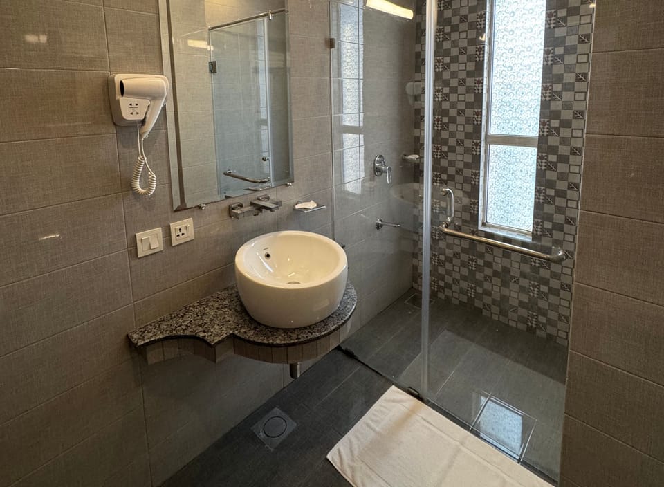 Executive Room | Bathroom | Shower, rainfall showerhead, free toiletries, slippers