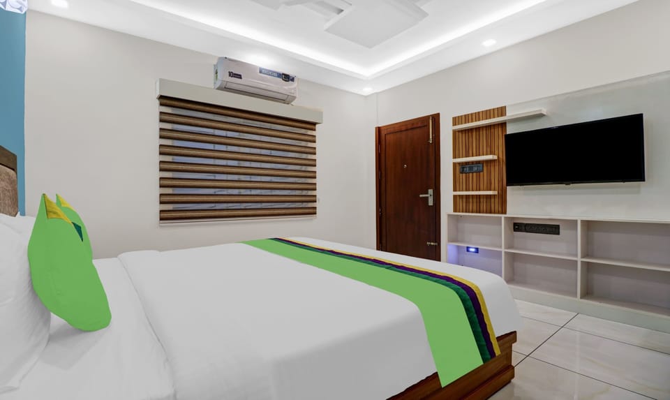 Premium Room | Desk, iron/ironing board