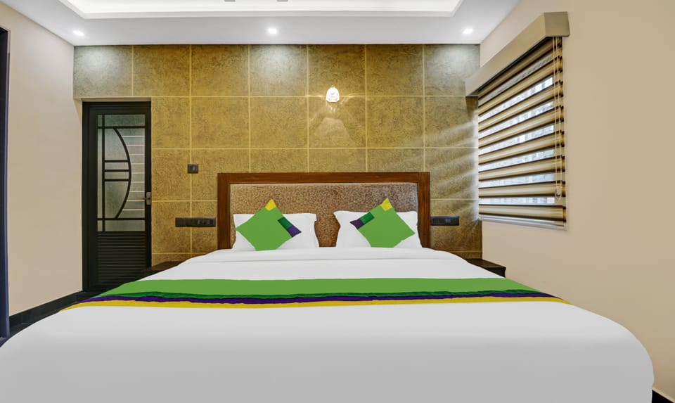 Standard Room | Desk, iron/ironing board