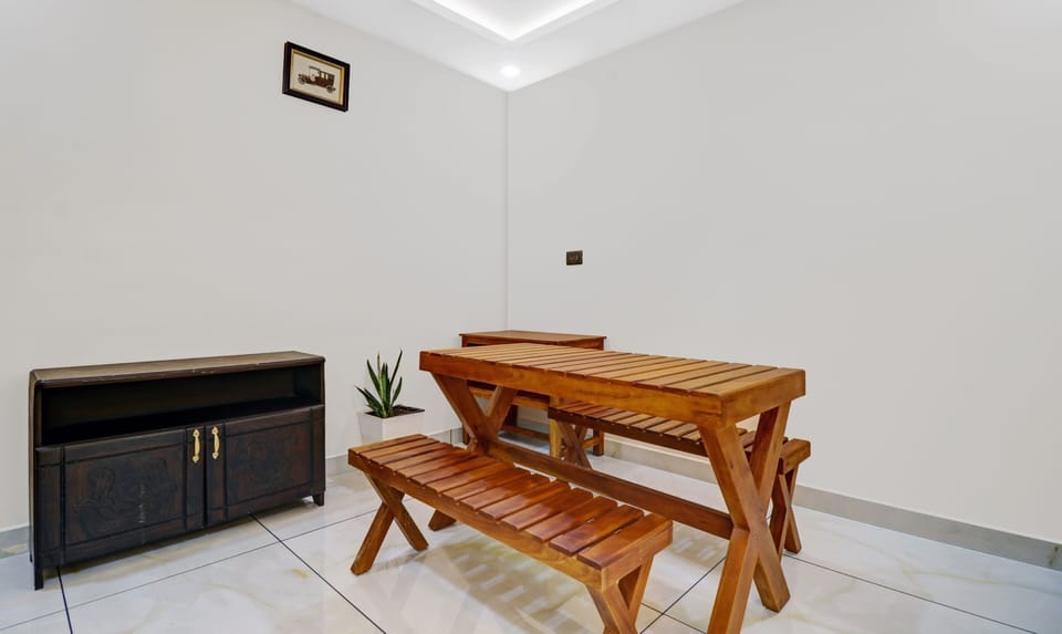 Premium Room | Desk, iron/ironing board