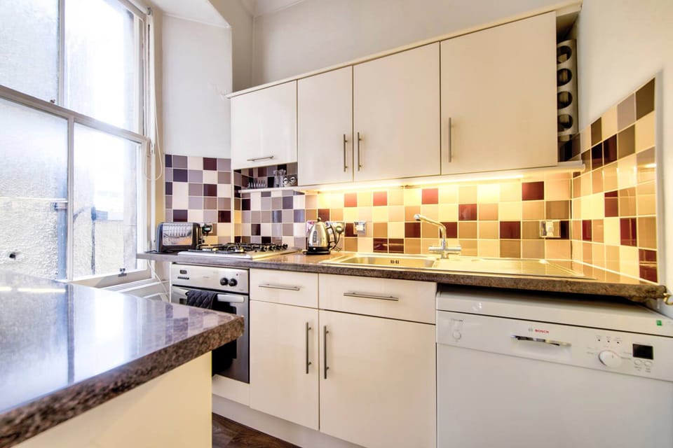 Apartment, 1 Bedroom | Private kitchen | Fridge, microwave, oven, stovetop