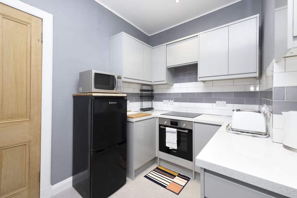Apartment, 1 Bedroom, Patio | Private kitchen | Fridge, microwave, oven, stovetop