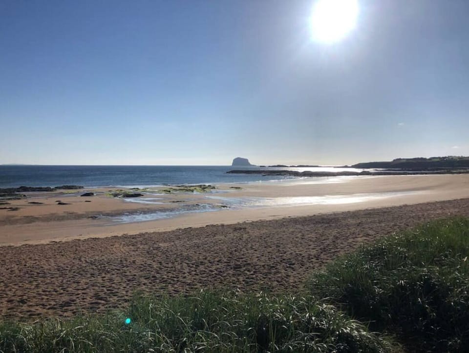 JOIVY Luxury House With Patio Next To North Berwick Beach House in North Berwick