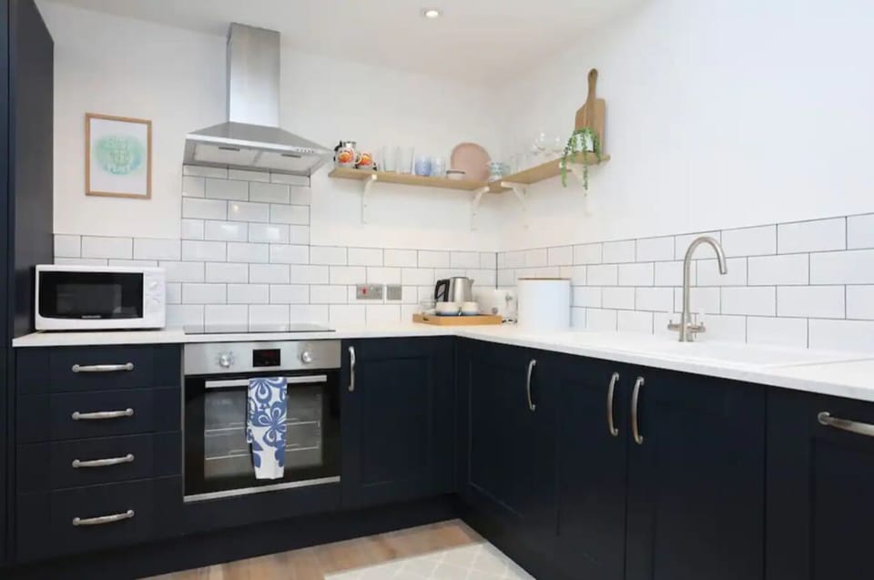 House, 2 Bedrooms | Private kitchen | Fridge, microwave, oven, stovetop