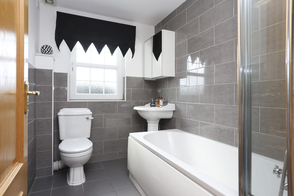 JOIVY Greenknowes Farmhouse Retreat 7 Bed With Hot Tub And Bar House in Scotland