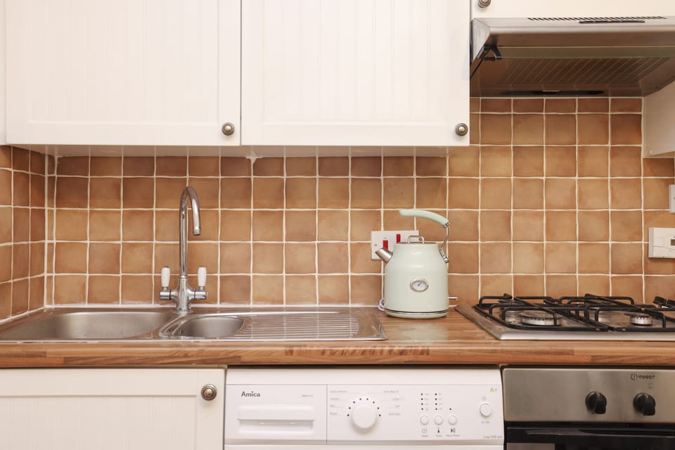 Apartment, 2 Bedrooms, Hot Tub | Private kitchen | Fridge, microwave, oven, stovetop