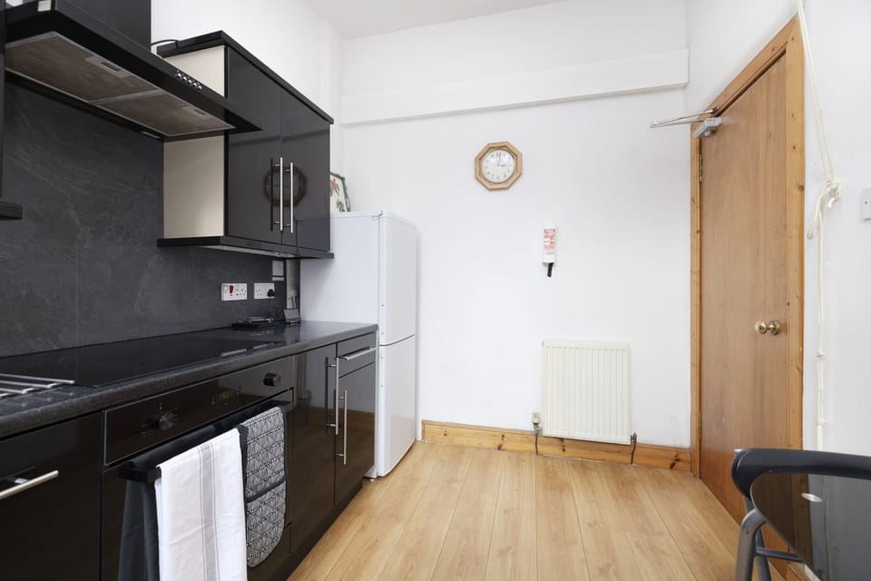 Apartment, 3 Bedrooms | Private kitchen | Fridge, microwave, oven, stovetop