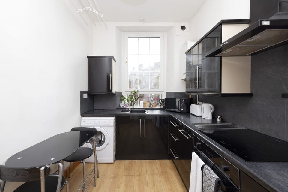 Apartment, 3 Bedrooms | Private kitchen | Fridge, microwave, oven, stovetop
