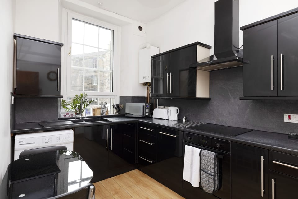 Apartment, 3 Bedrooms | Private kitchen | Fridge, microwave, oven, stovetop