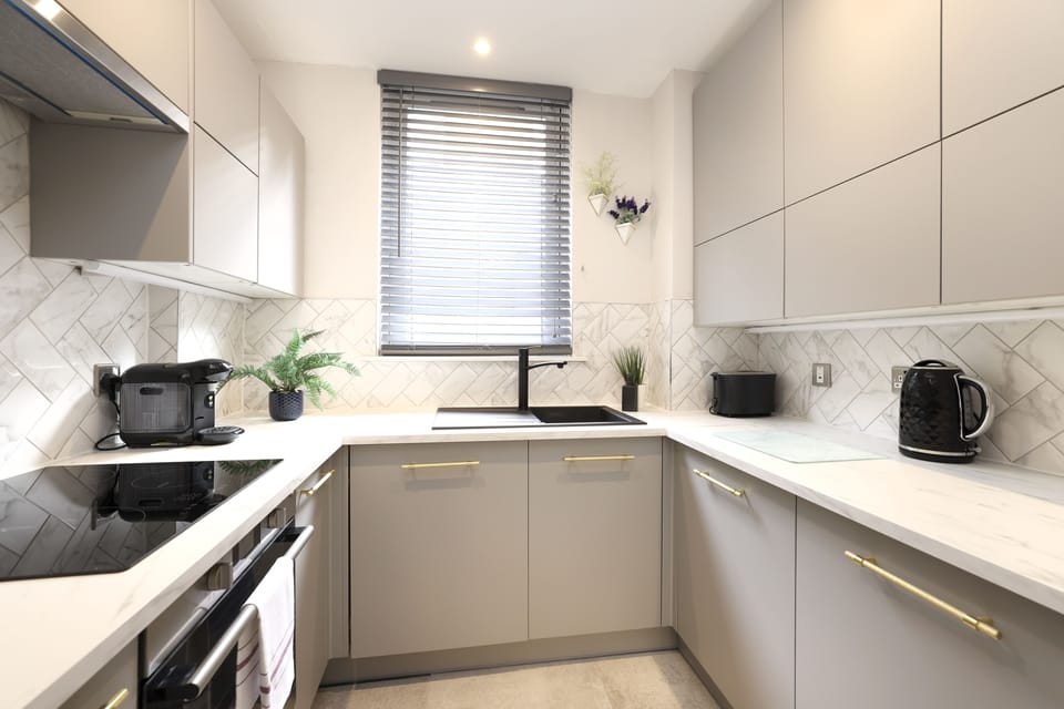 Apartment, 1 Bedroom | Private kitchen | Fridge, microwave, oven, stovetop