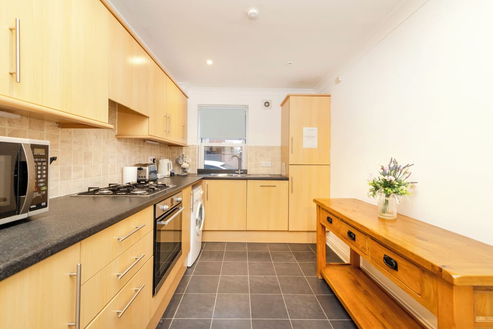 Apartment, 2 Bedrooms | Private kitchen | Fridge, microwave, oven, stovetop