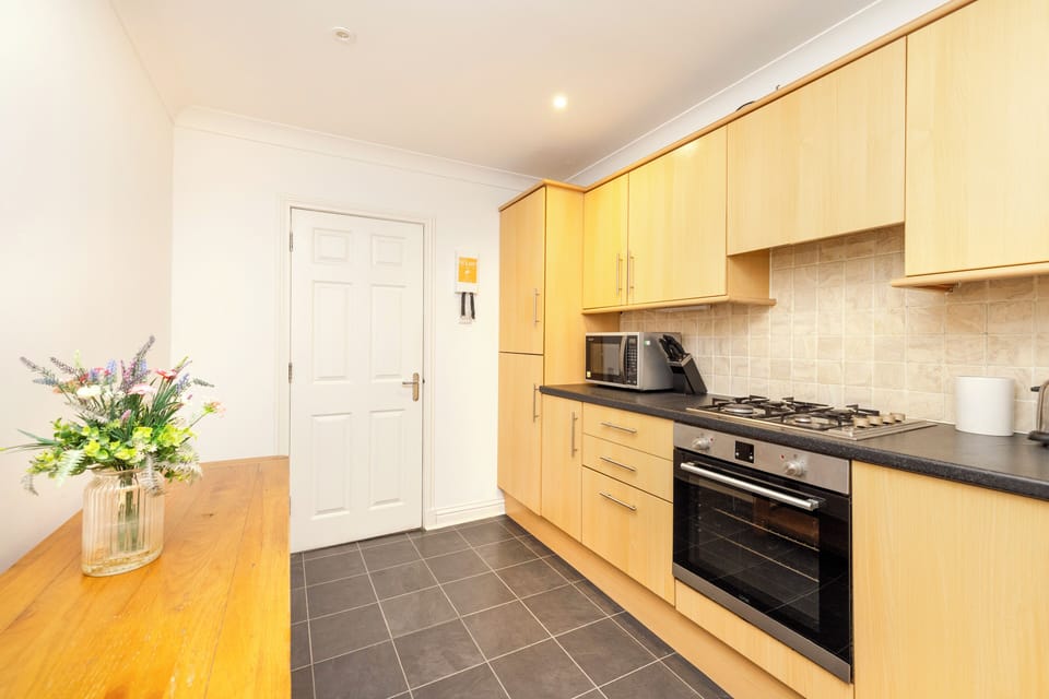 Apartment, 2 Bedrooms | Private kitchen | Fridge, microwave, oven, stovetop