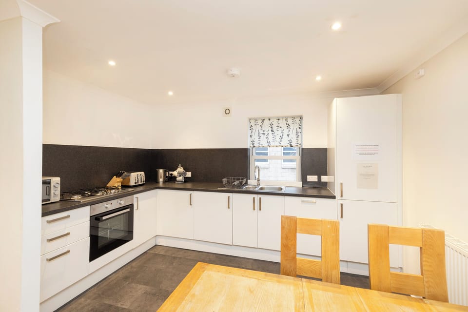 Apartment, 3 Bedrooms | Private kitchen | Fridge, microwave, oven, stovetop