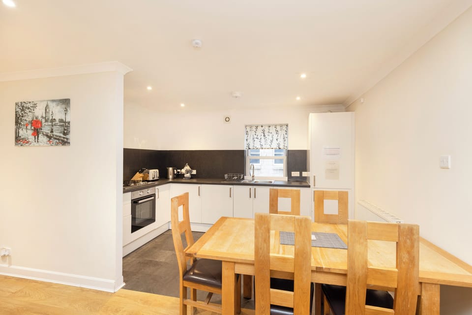 Apartment, 3 Bedrooms | Private kitchen | Fridge, microwave, oven, stovetop