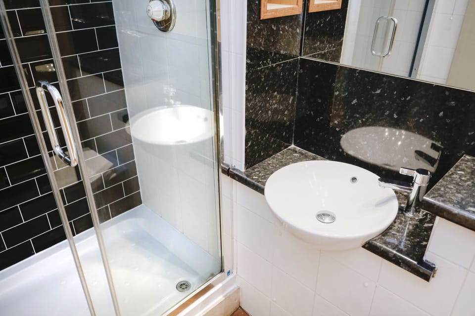 JOIVY Bright 2Br Apt W/ Stunning View, Next To Edinburgh Castle Apartment in Edinburgh