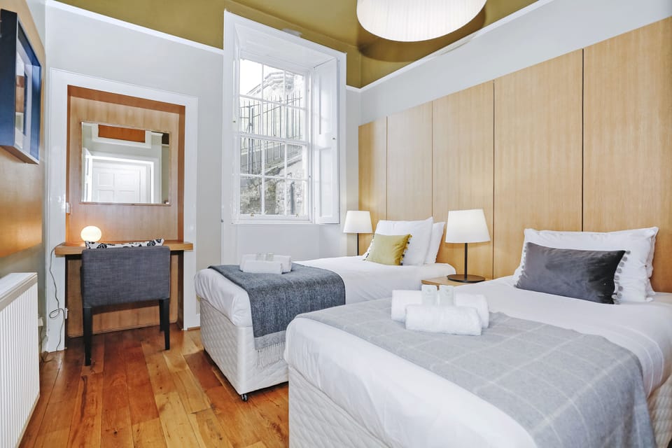 JOIVY Bright 2Br Apt W/ Stunning View, Next To Edinburgh Castle Apartment in Edinburgh