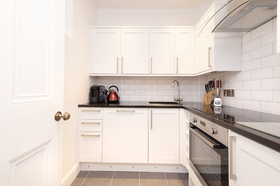 Apartment, 2 Bedrooms | Private kitchen | Fridge, microwave, oven, stovetop