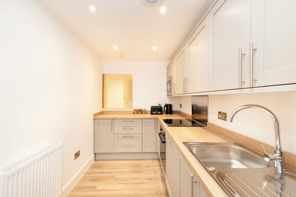 Apartment, 3 Bedrooms | Private kitchen | Fridge, oven, stovetop, electric kettle