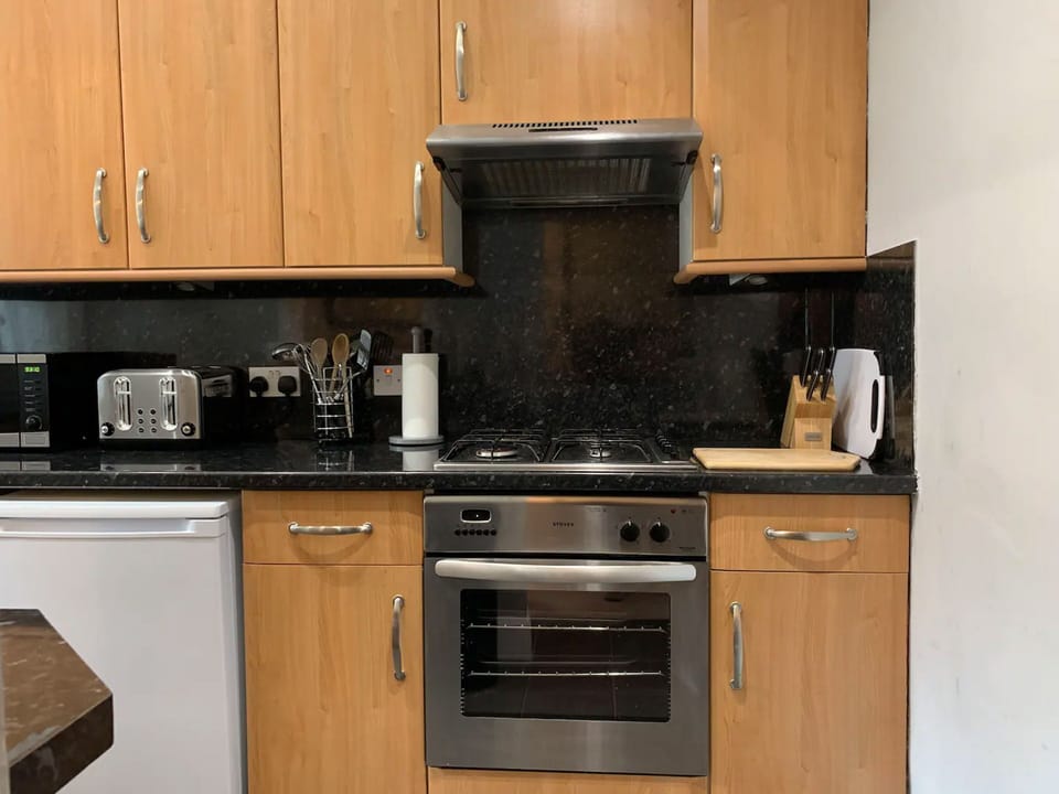 Apartment, 1 Bedroom | Private kitchen | Fridge, microwave, oven, stovetop