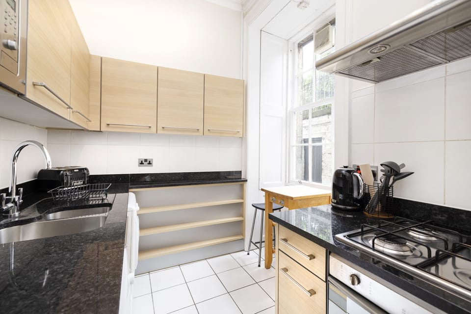Apartment, 1 Bedroom, Patio | Private kitchen | Fridge, microwave, oven, stovetop